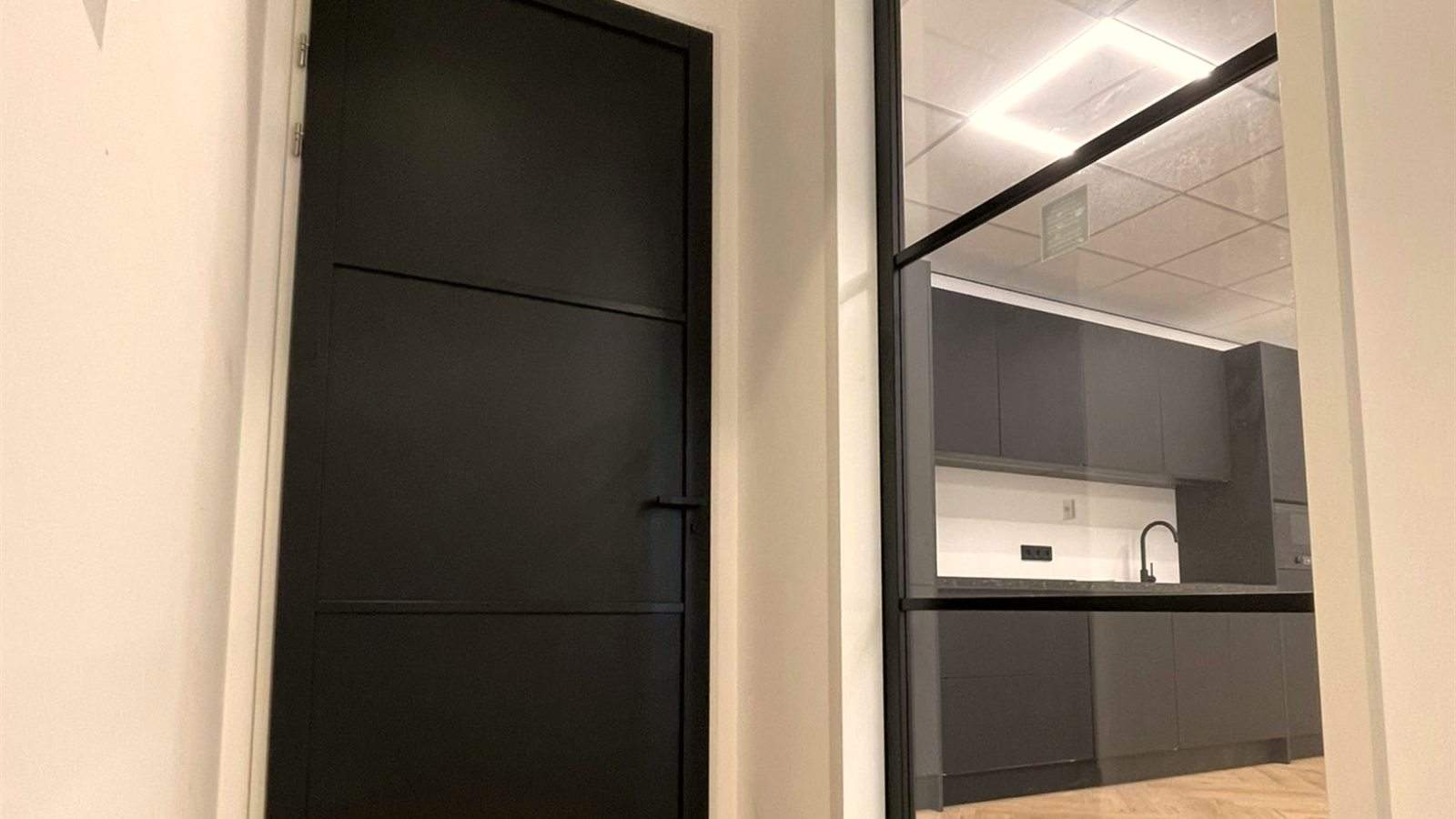 Doorkijk van de hal naar de keuken