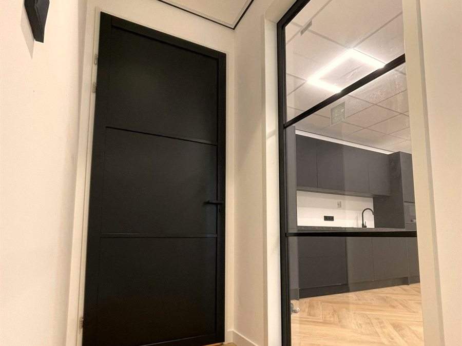 Doorkijk van de hal naar de keuken