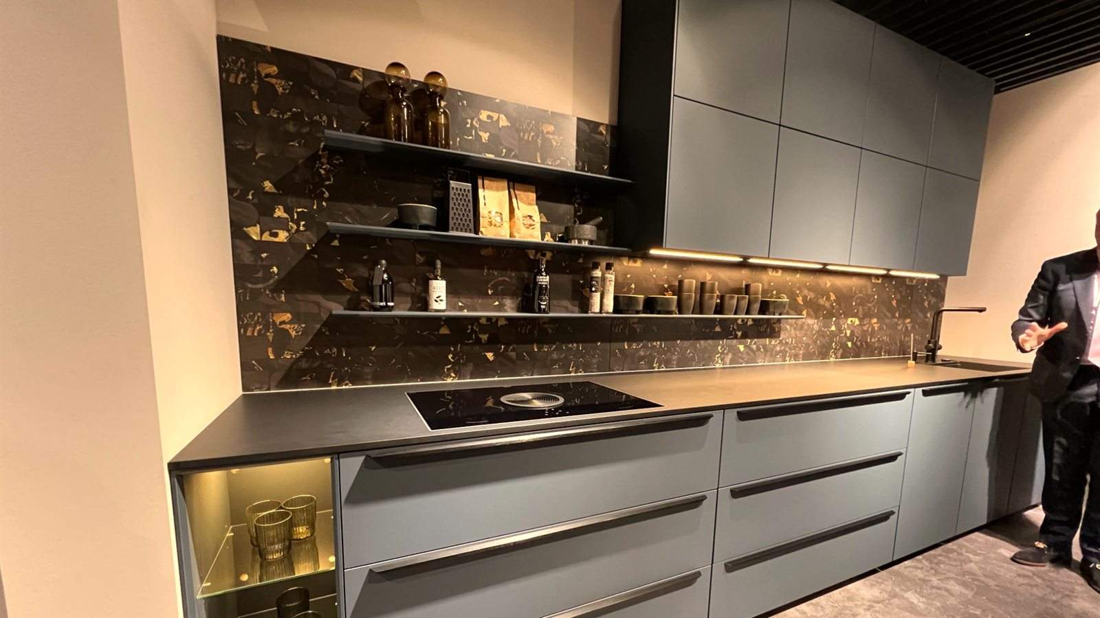 Donkere keuken met marmeren achterwand