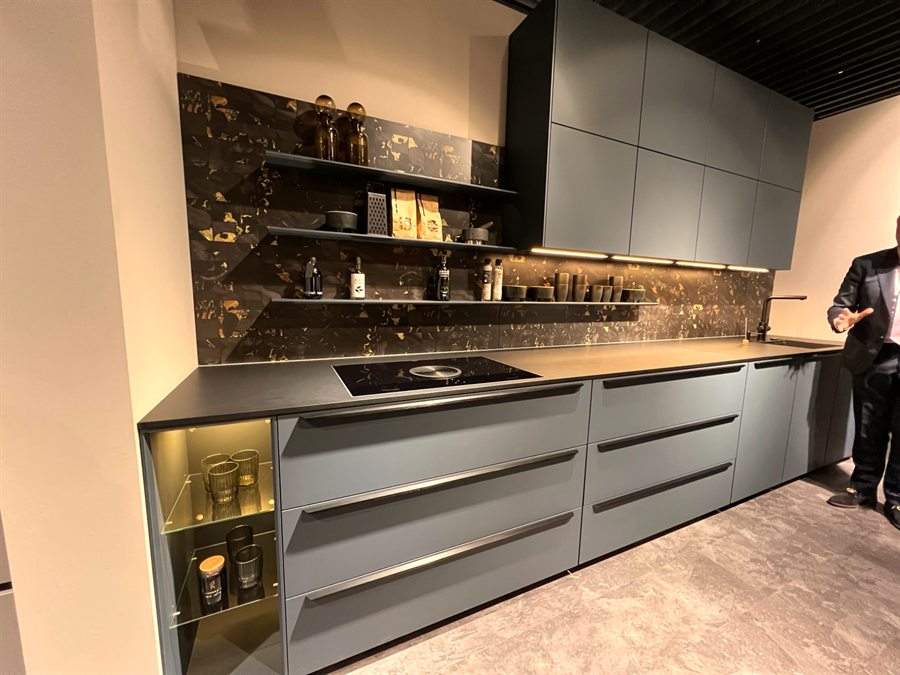 Donkere keuken met marmeren achterwand