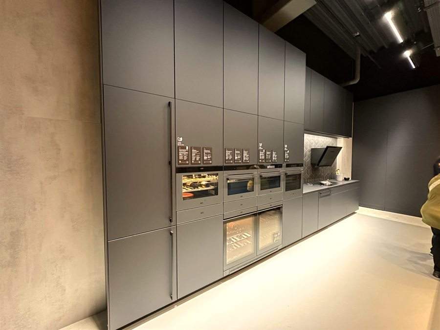 Hoge kastenwand met ingebouwde ovens