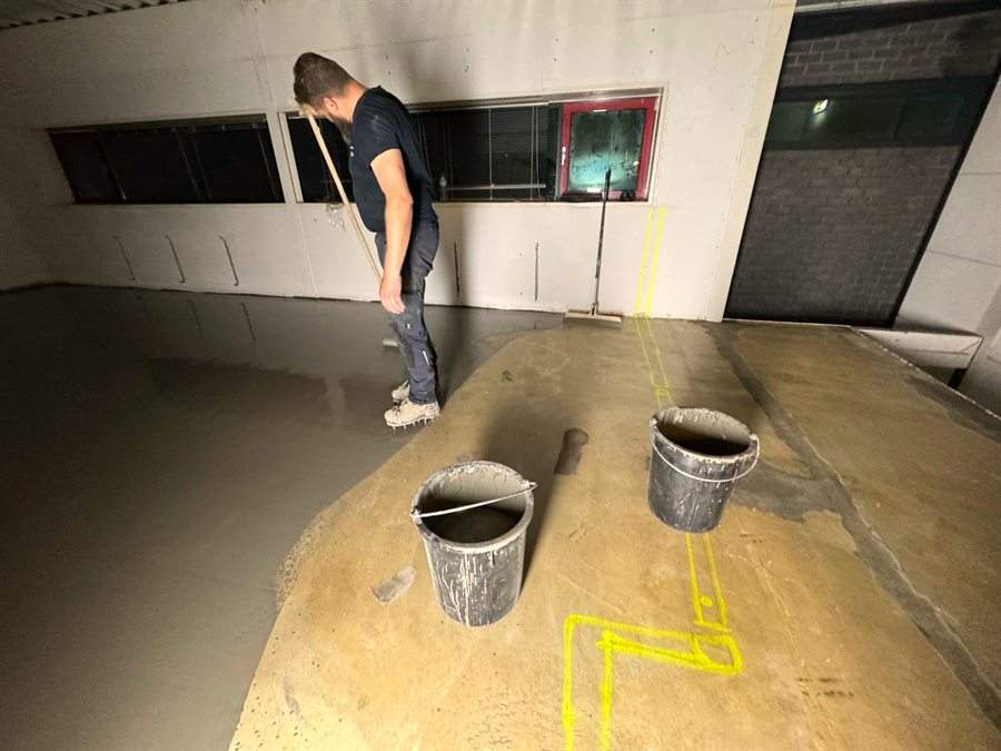 Egaline uitvlakken met de rakel