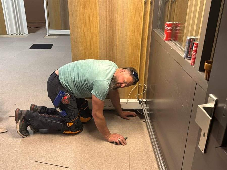 De laatste afwerking langs de kastenwand