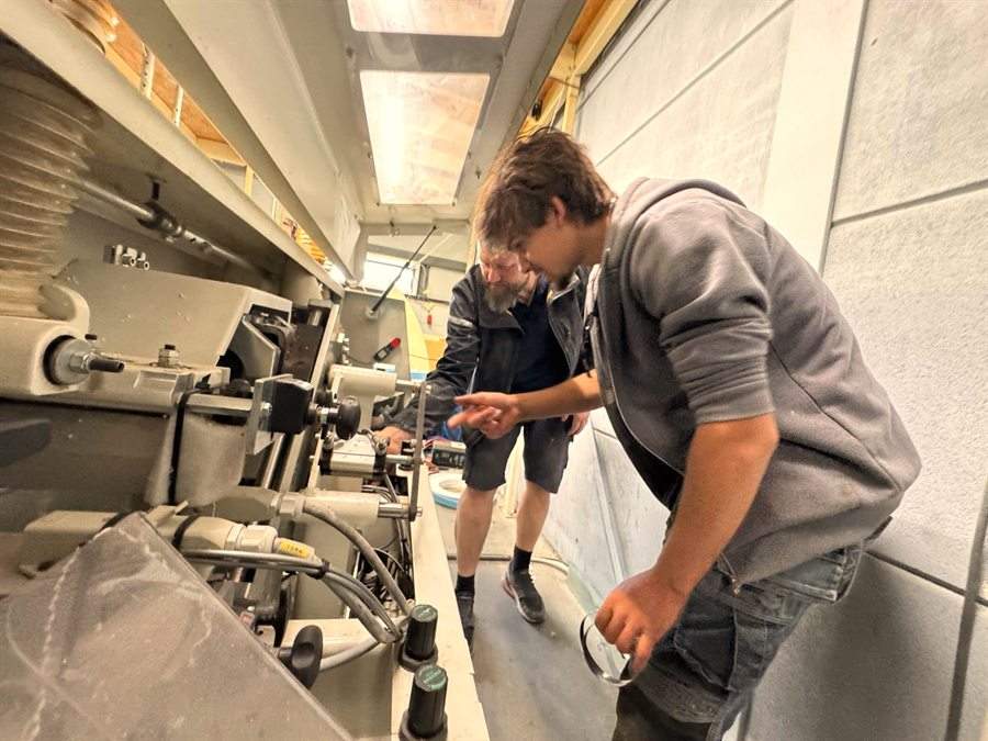 Kanten afwerken op de kantenbander, met z'n tweeen