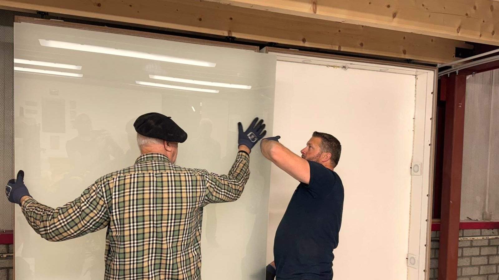 Een plaat op maat tegen de verlichte wand zetten