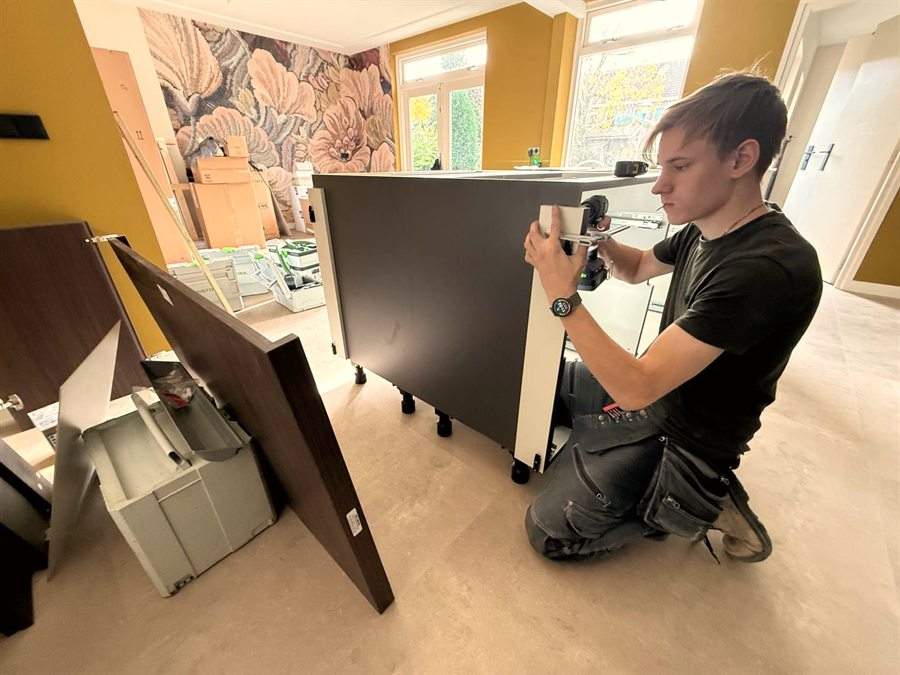 Kasten in elkaar zetten op locatie